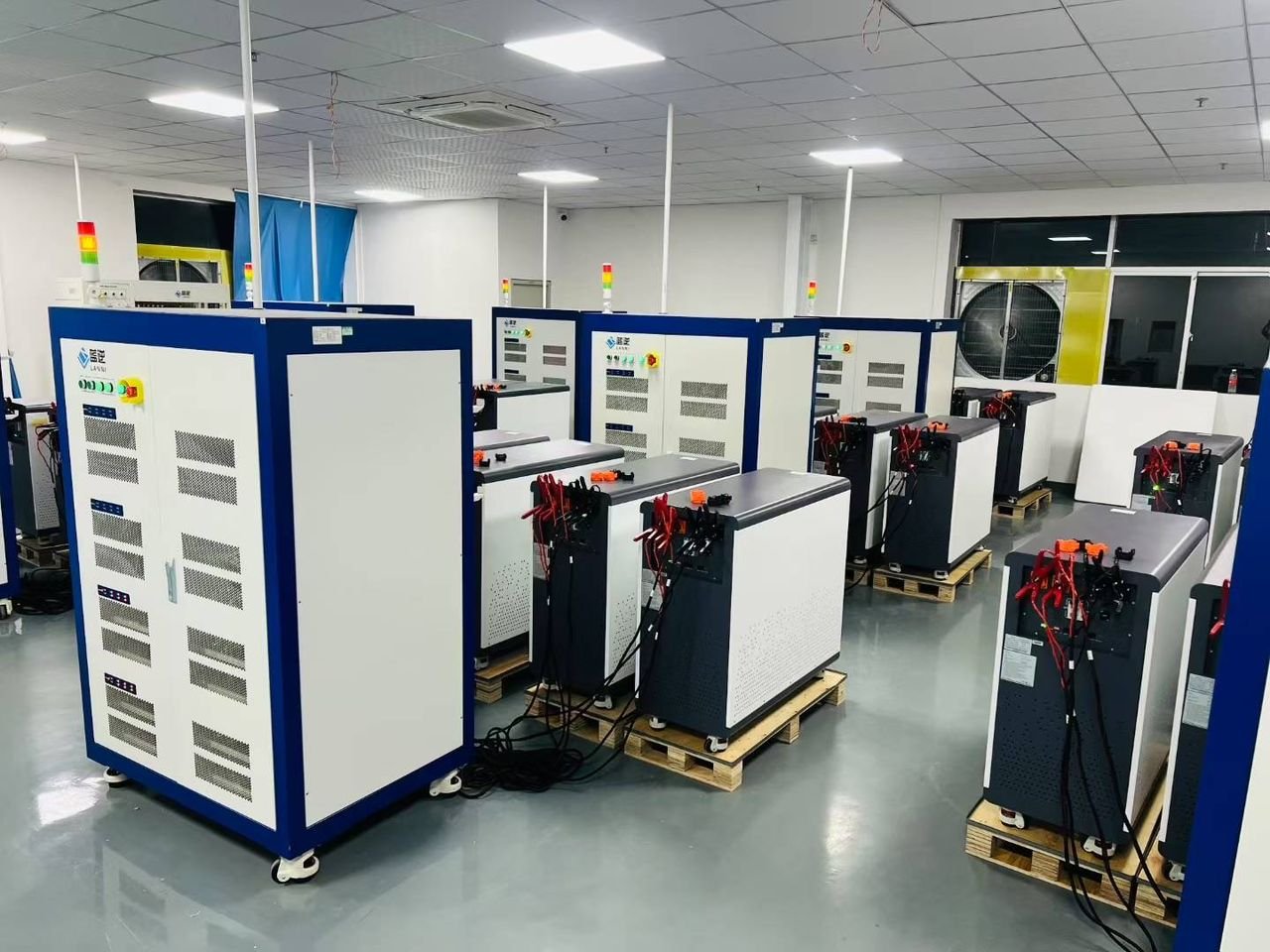 SYSTÈME RESIDENTIEL ET INDUSTRIEL DE STOCKAGE D’ÉNERGIE – LITHIUM / HYBRIDE SOLAIRE